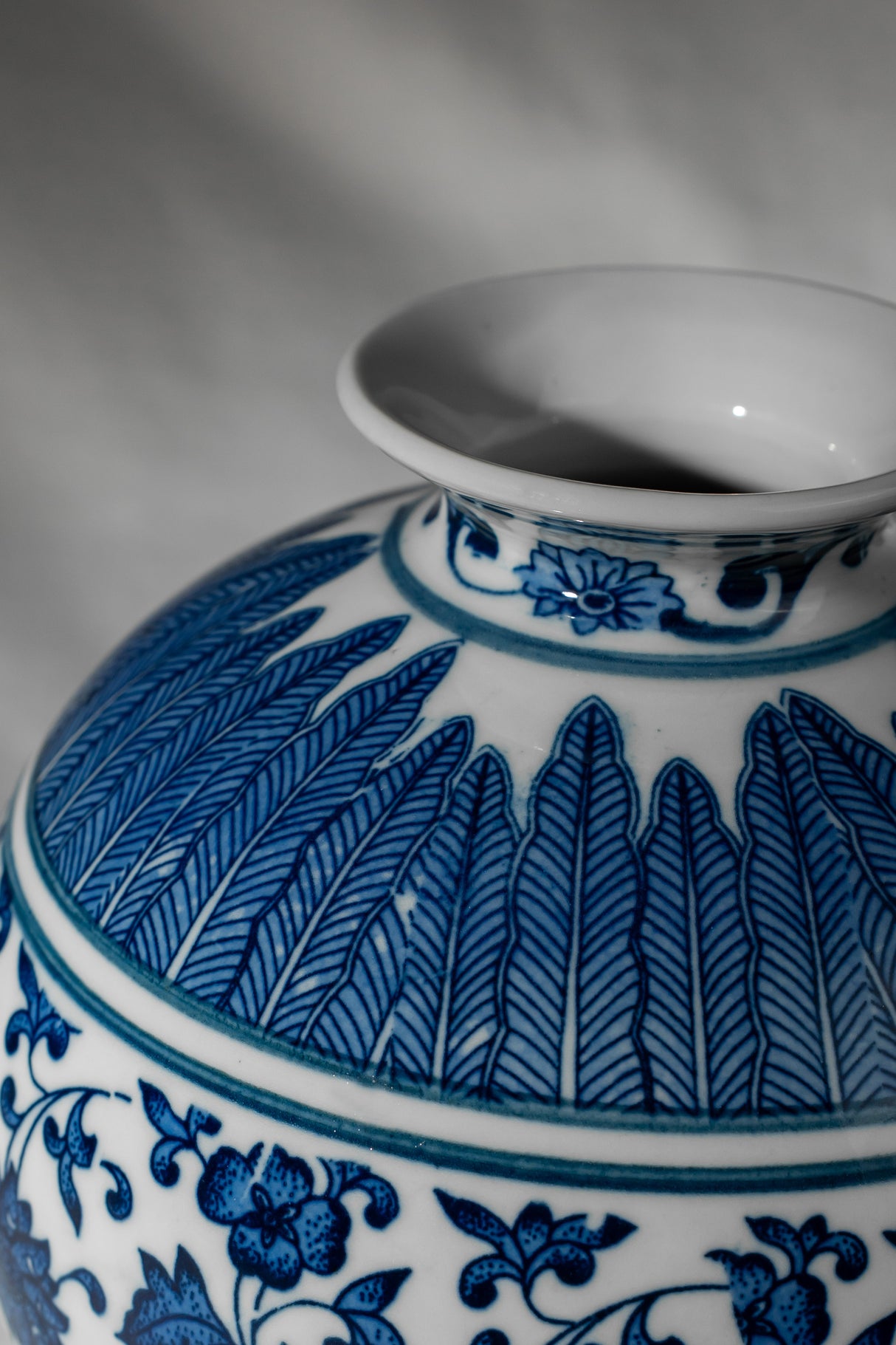 Royal Indigo Round Porcelain Vase – 15 cm