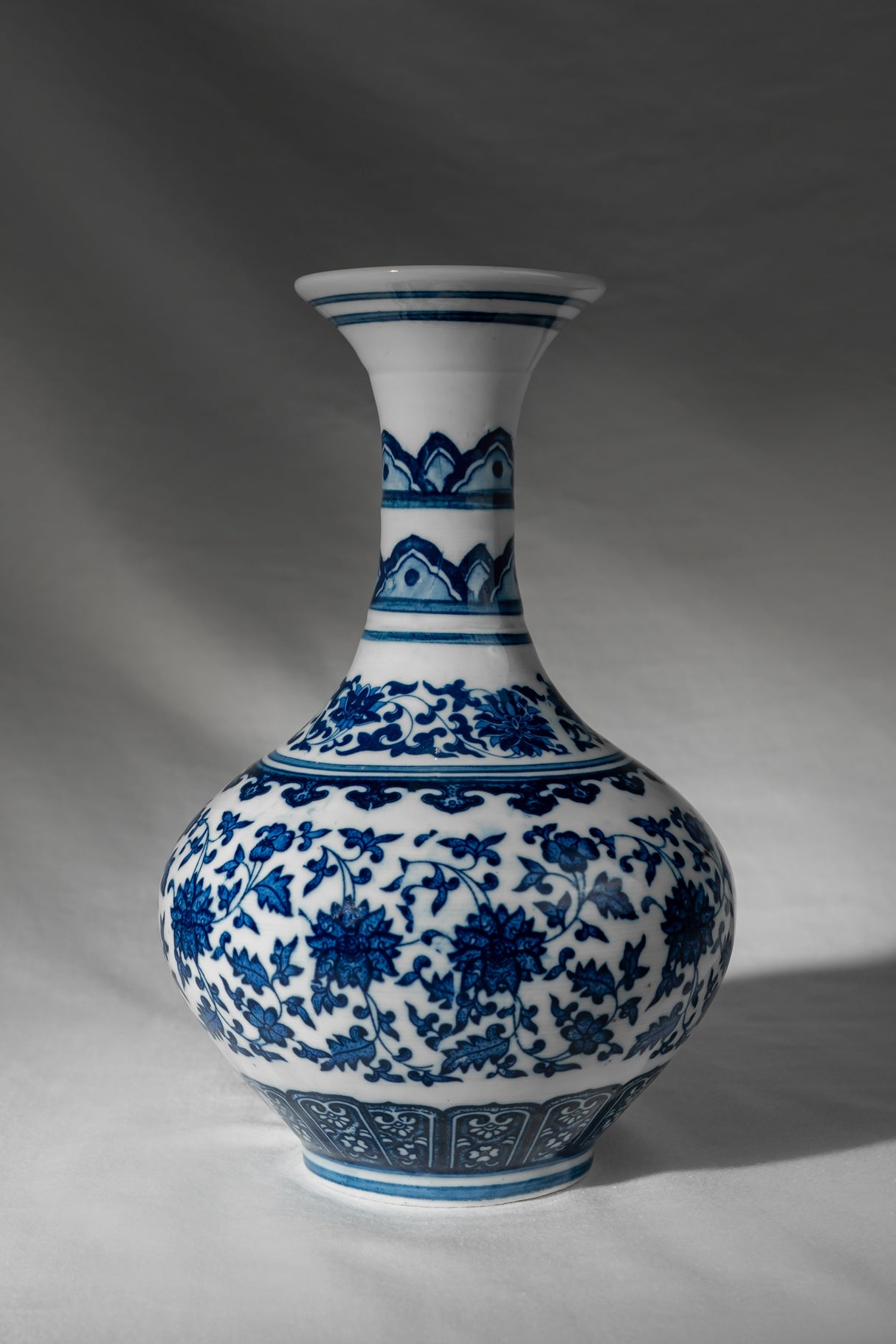 Royal Indigo Petite Porcelain Vase – 21 cm