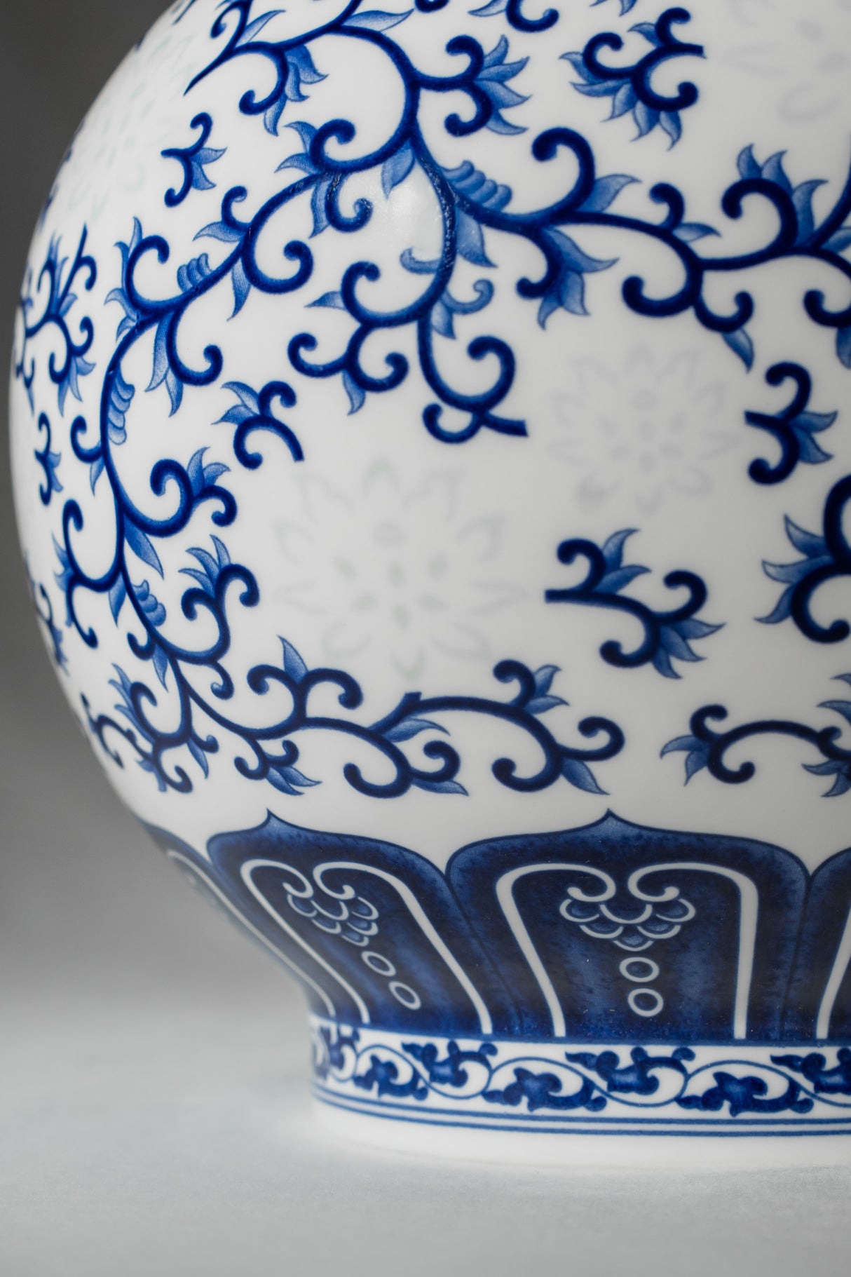 Royal Vine Ceramic Vase – 25 cm