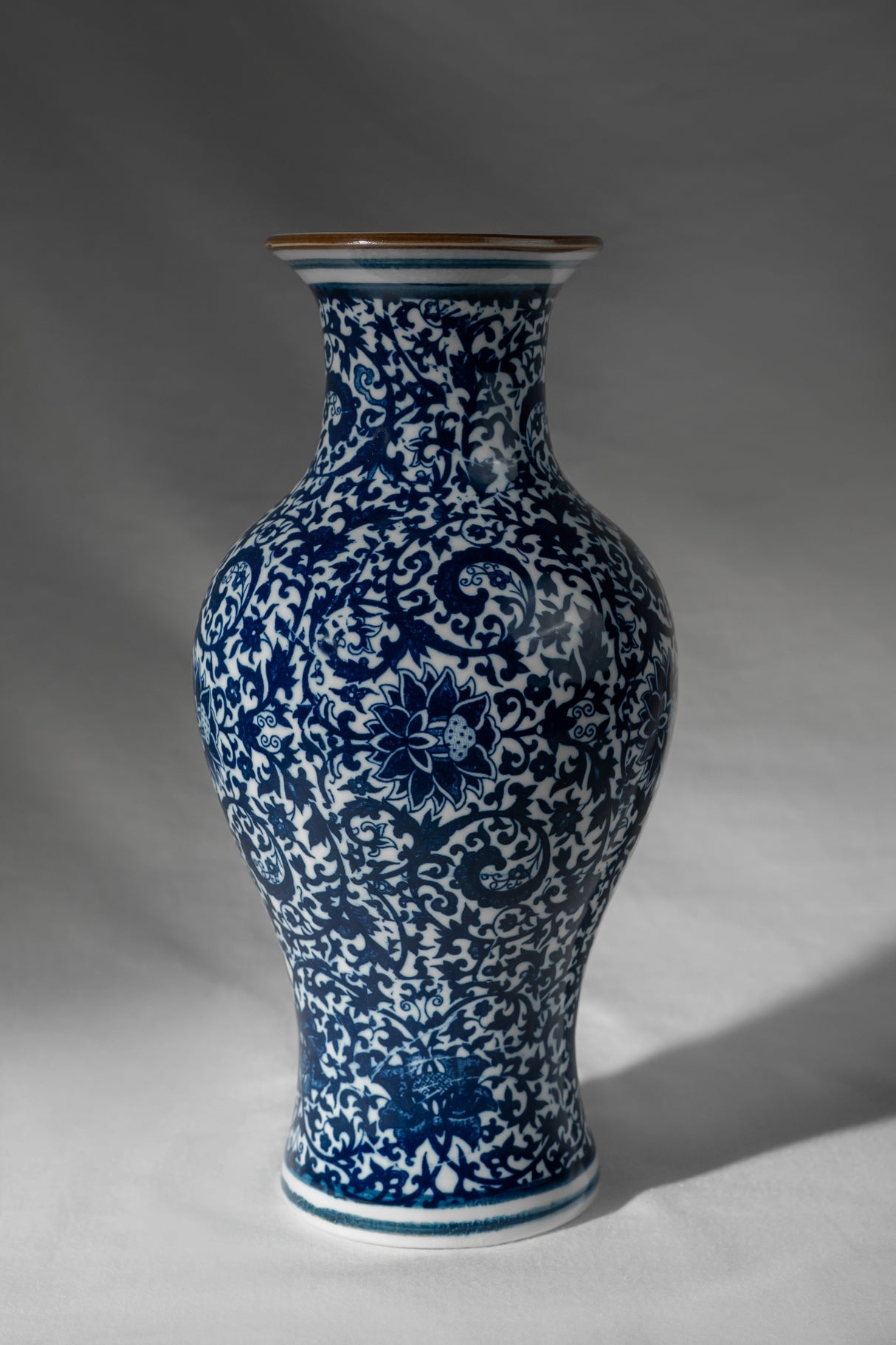 Midnight Curve Ceramic Vase – 22 cm