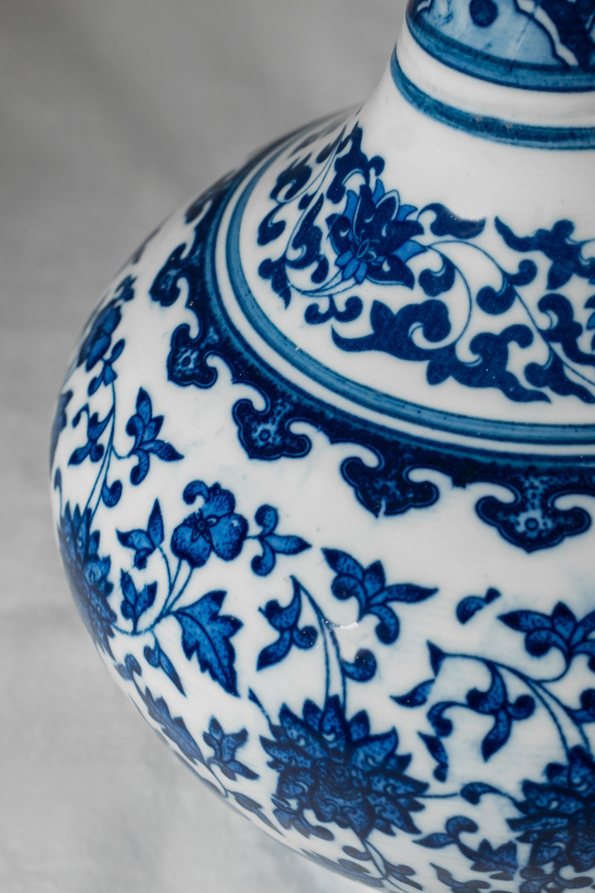 Royal Indigo Petite Porcelain Vase – 21 cm