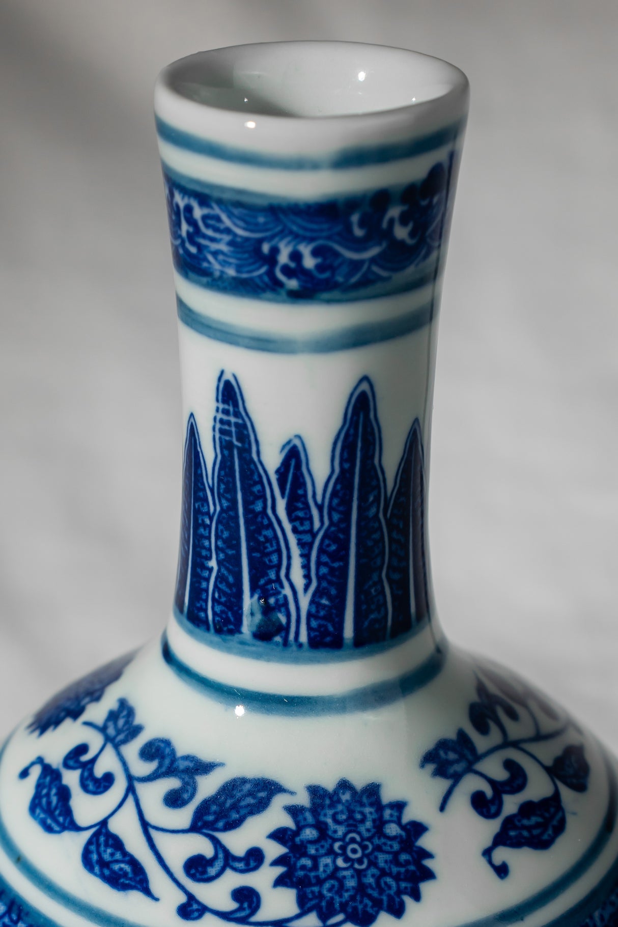 Royal Indigo Bottle-Neck mini Porcelain Vase – 16 cm