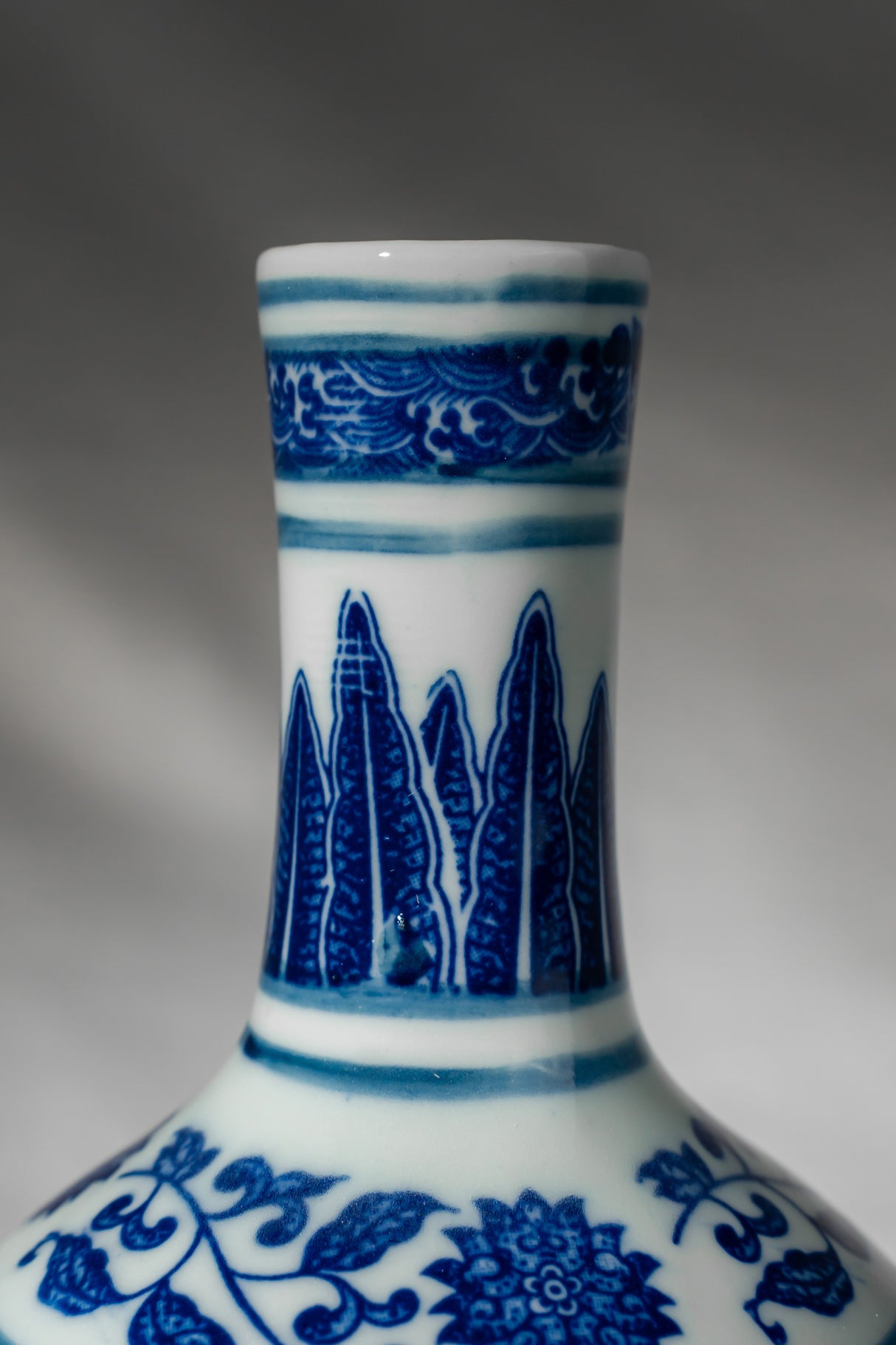 Royal Indigo Bottle-Neck mini Porcelain Vase – 16 cm