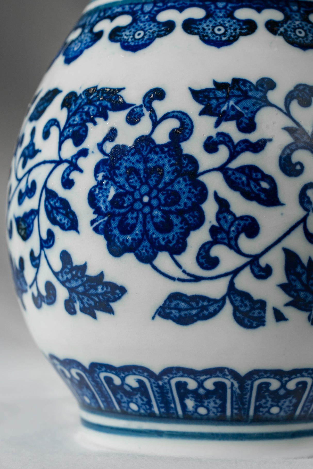 Royal Indigo Teardrop Porcelain Vase – 16 cm