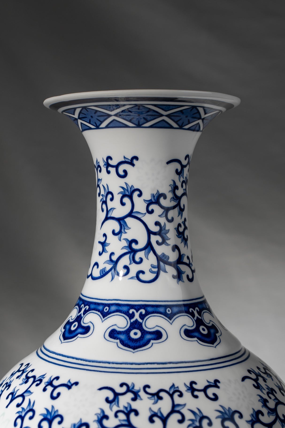 Royal Vine Ceramic Vase – 25 cm