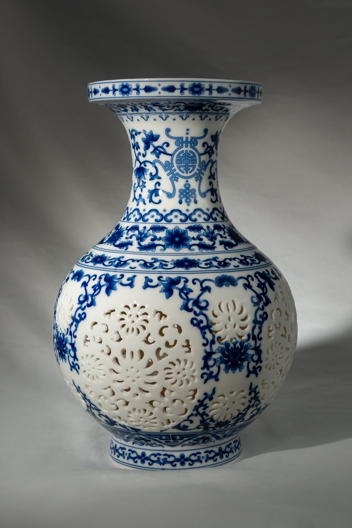 Porcelain Lace Ceramic Vase – 25 cm