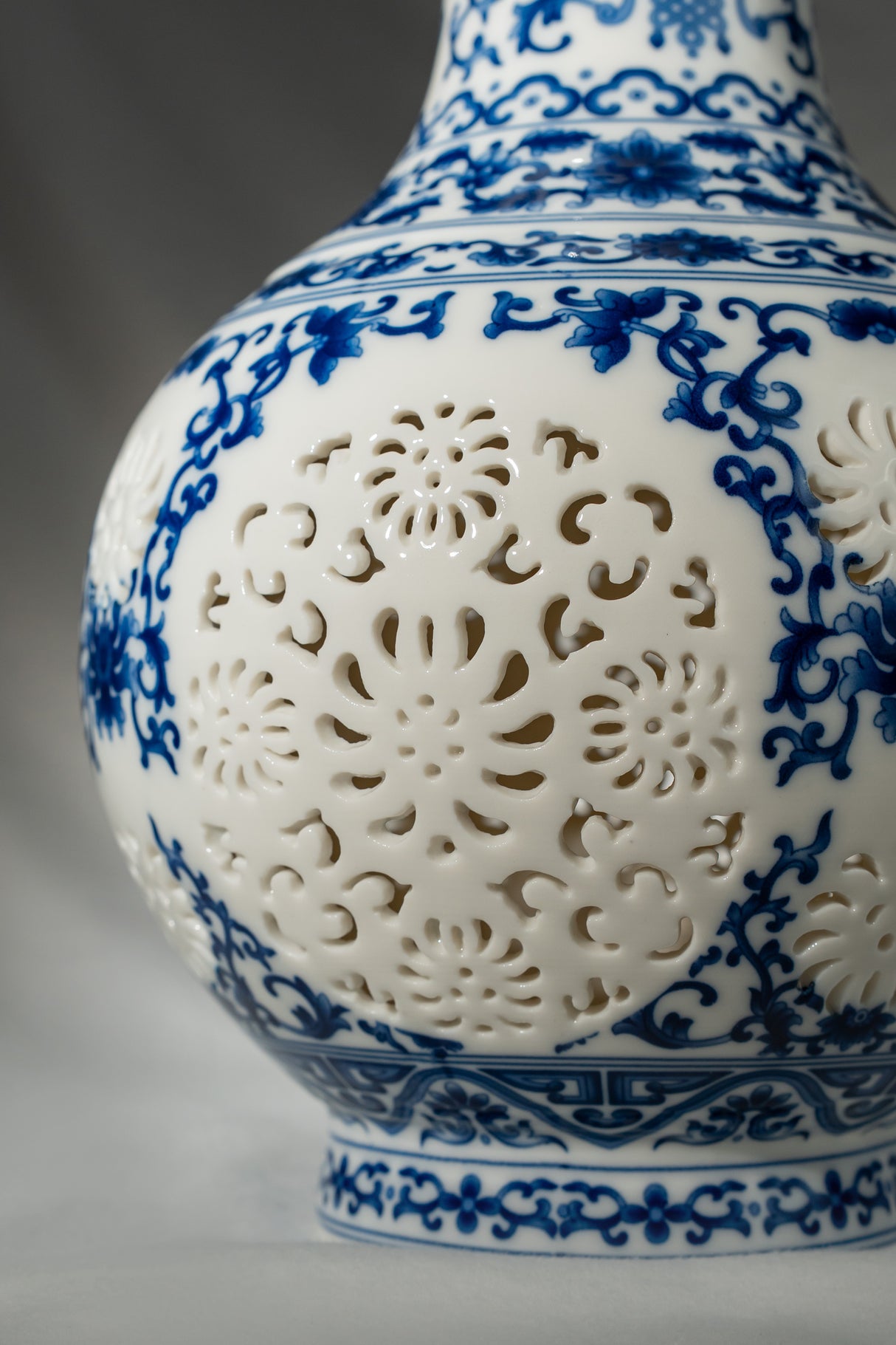 Porcelain Lace Ceramic Vase – 25 cm