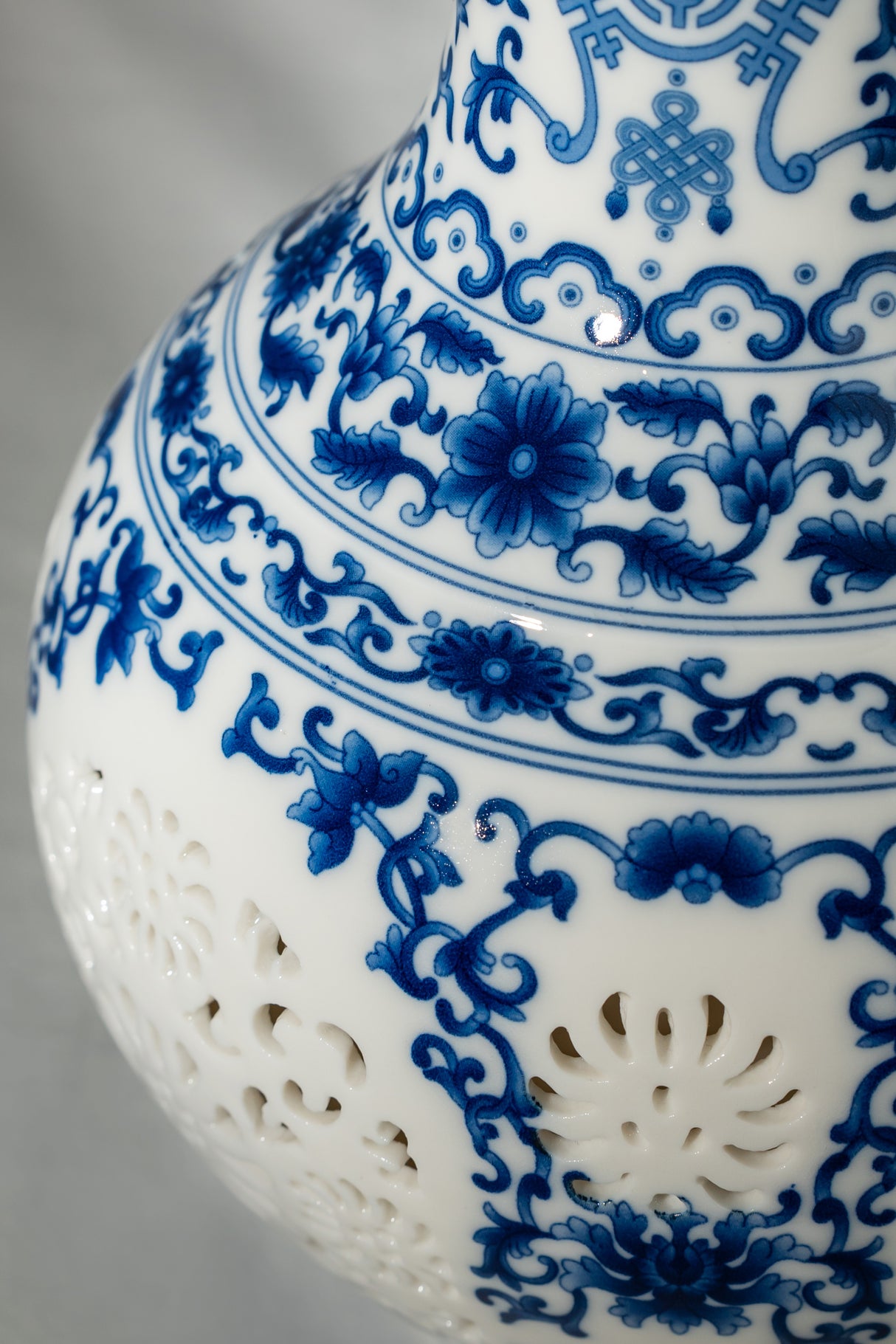 Porcelain Lace Ceramic Vase – 25 cm