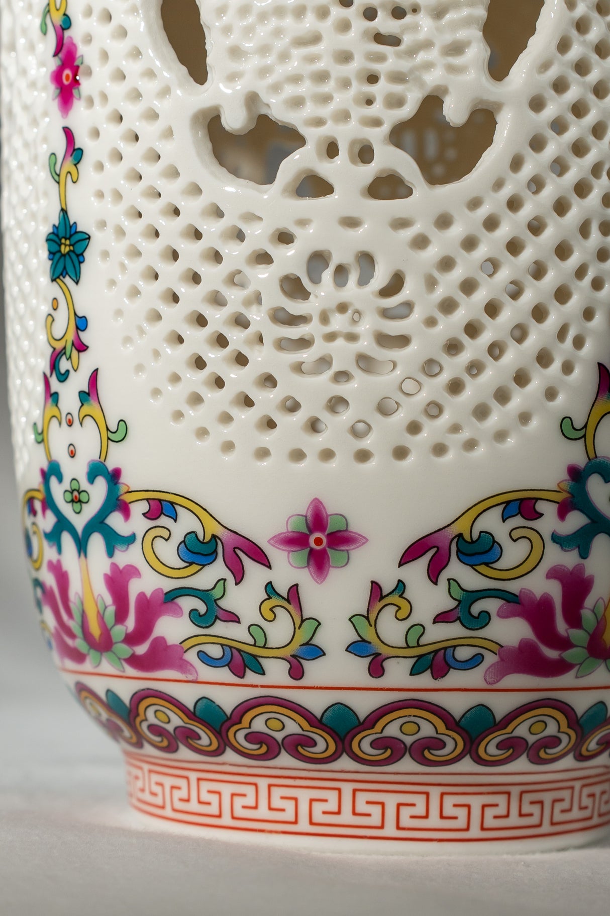 Regal Harmony Porcelain Vase – 24 cm