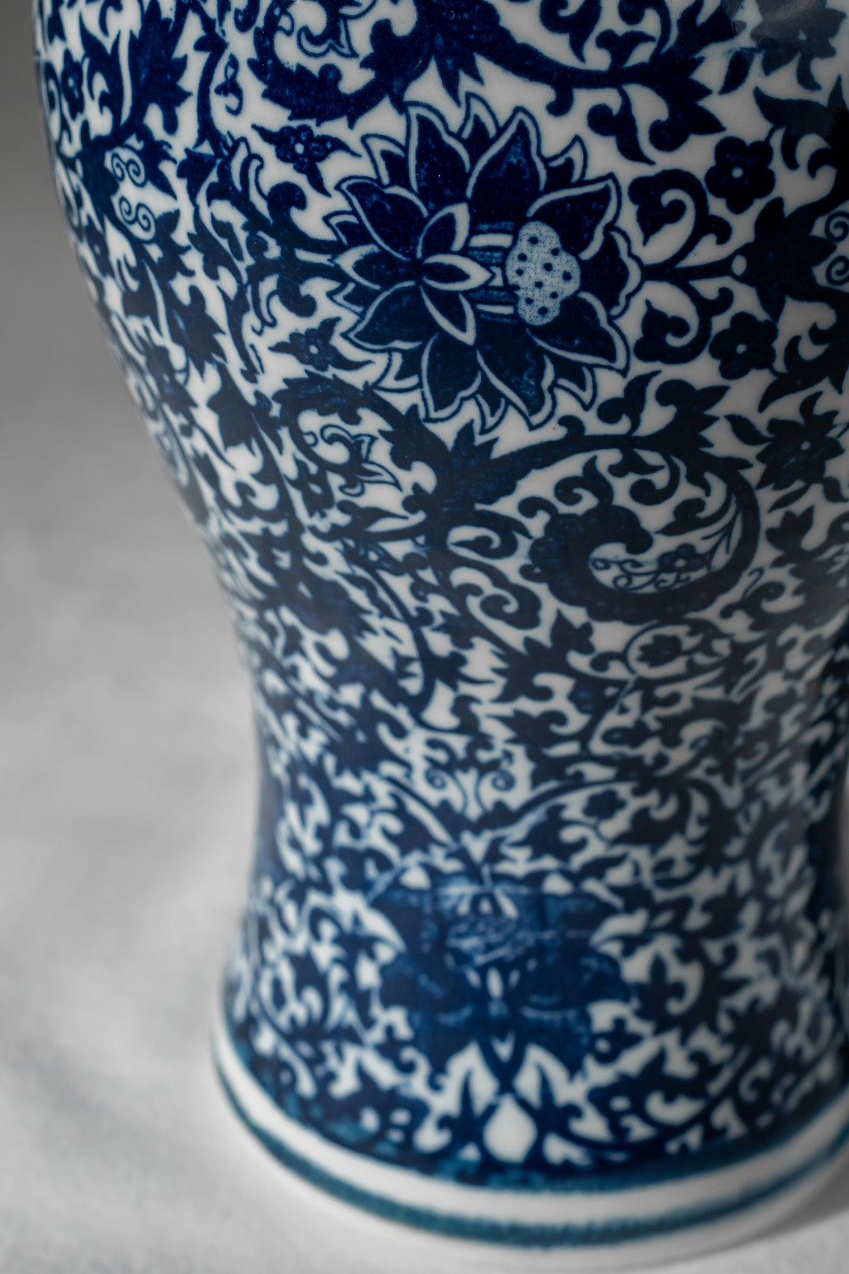 Midnight Curve Ceramic Vase – 22 cm