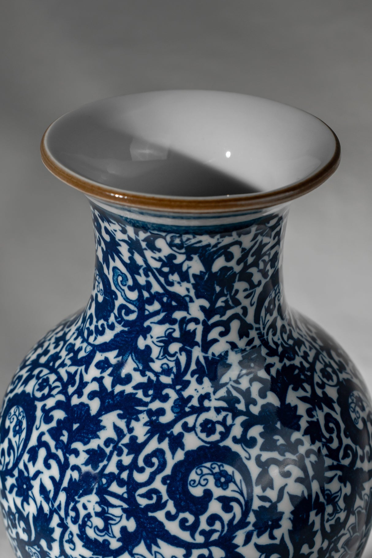 Midnight Curve Ceramic Vase – 22 cm