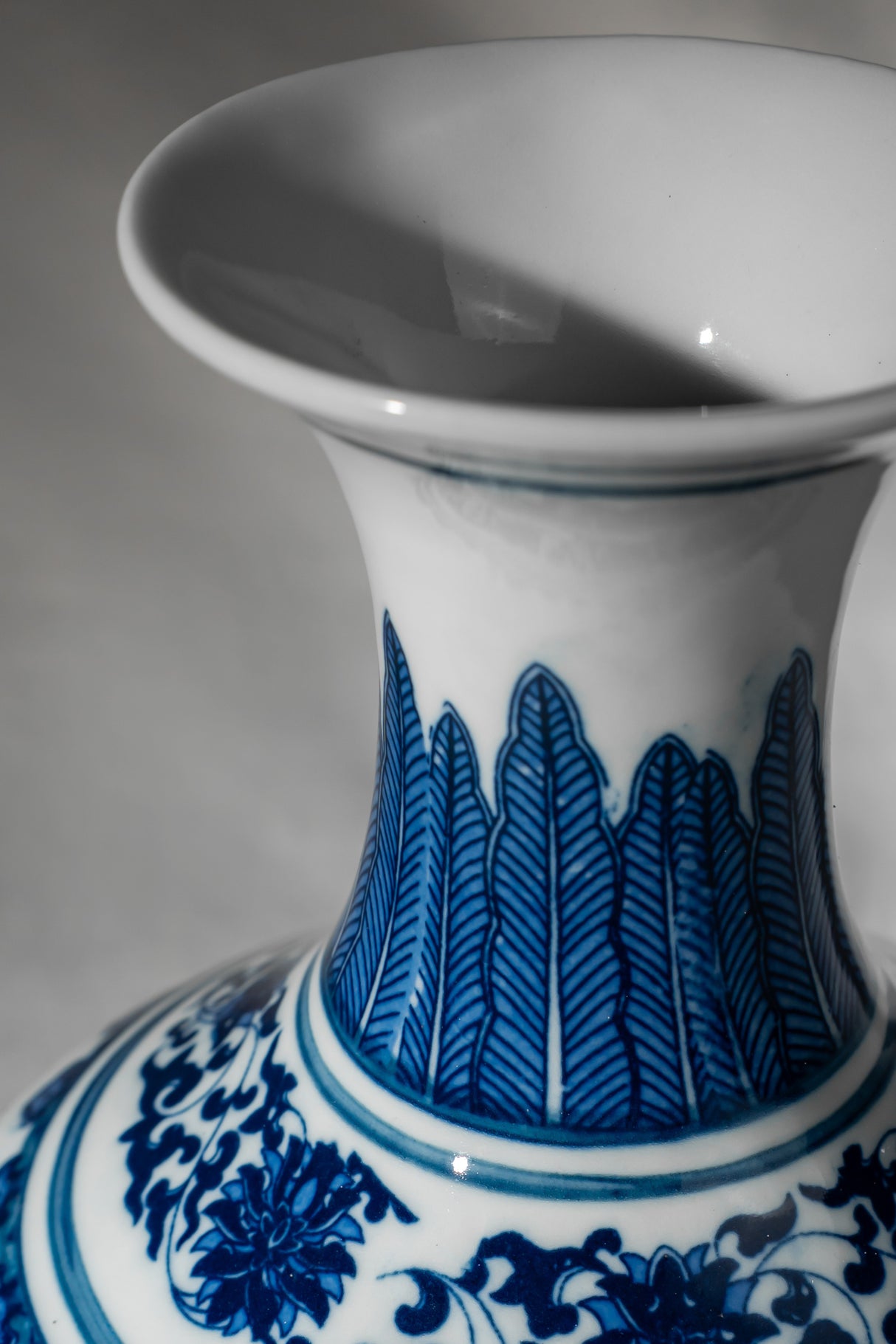 Royal Indigo Porcelain Vase – 18 cm